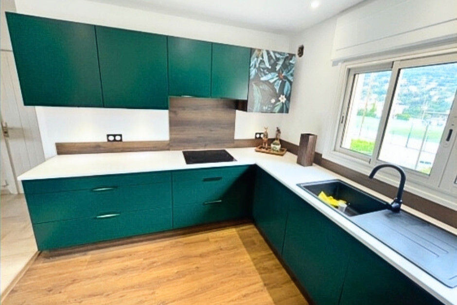 Cuisine moderne rénovée à Nice : évier noir encastré, crédence bois et rangements fonctionnels.