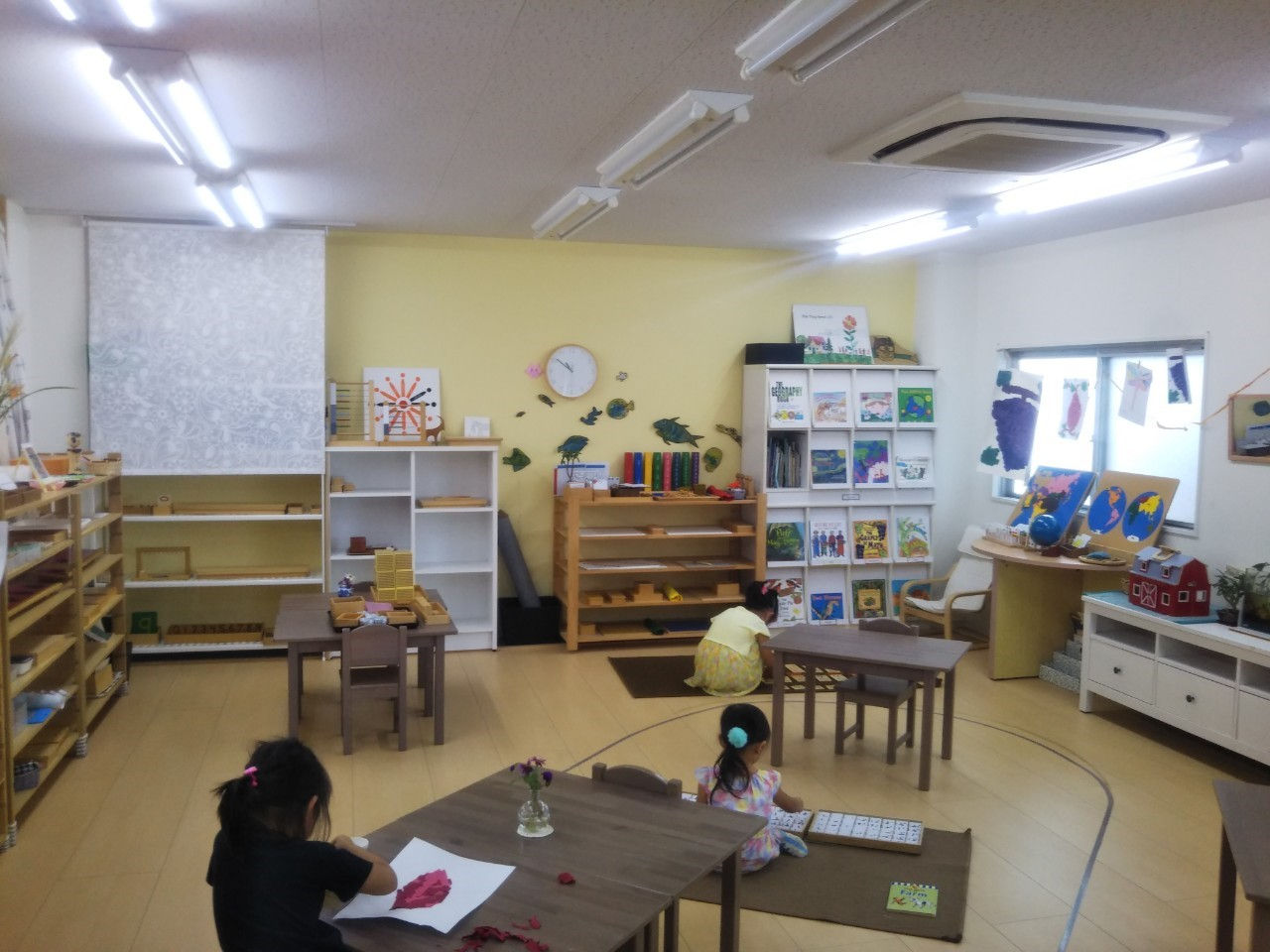 子どもが要領を得て自立的に活動を始めたら、大人は離れて見守ります。