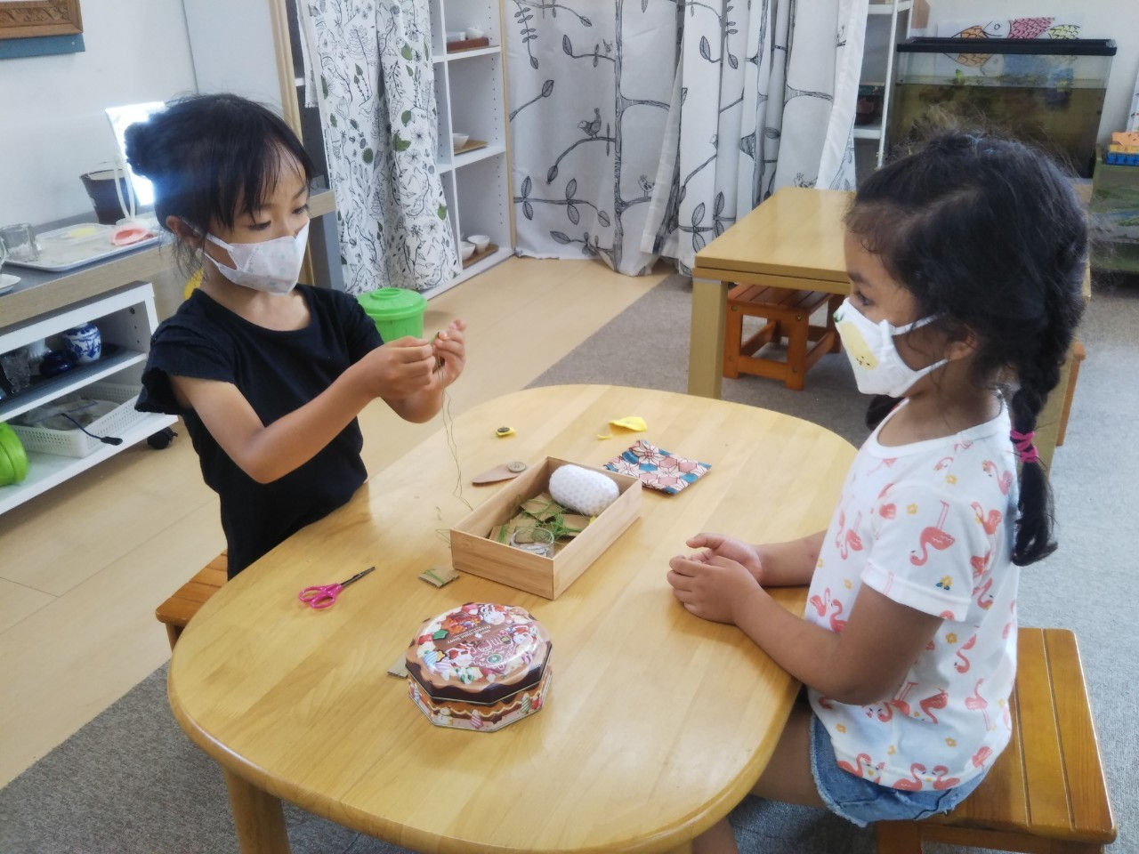 友だちの活動を見て学ぶ。
