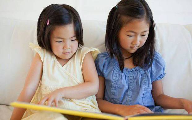 Hãy luôn tôn trọng mong muốn của con bằng việc lắng nghe con tâm sự. (Ảnh minh hoạ)