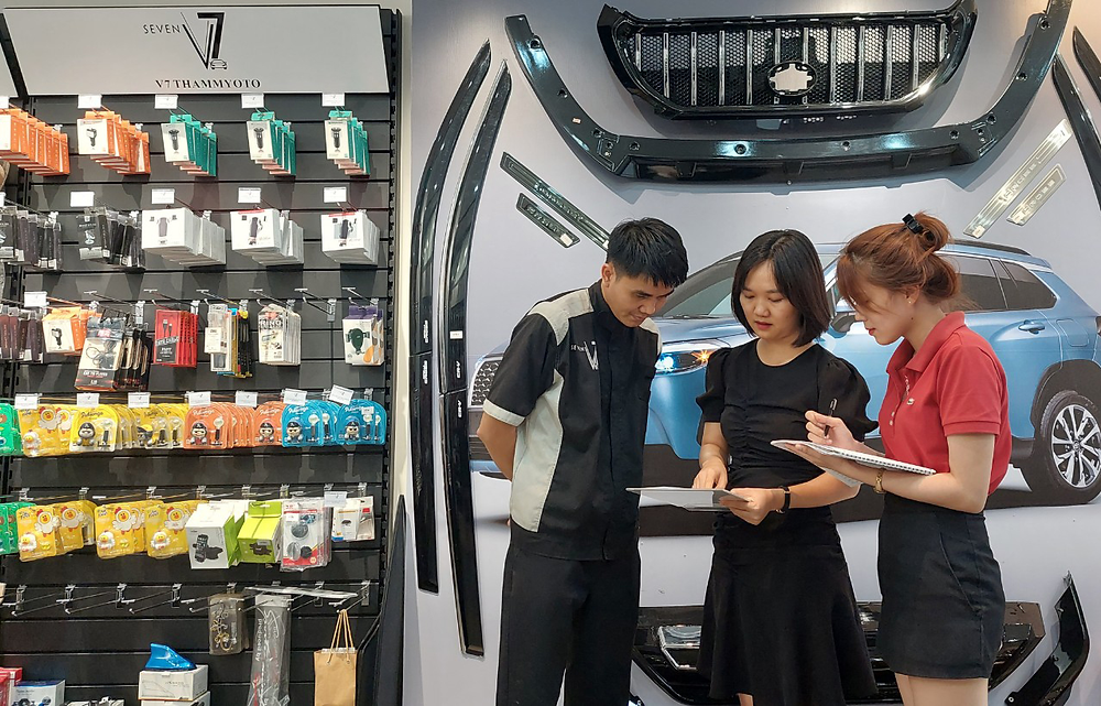 Chị Thương (giữa) bên các nhân viên của mình