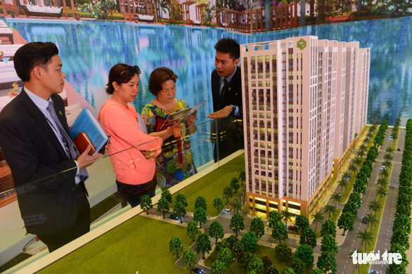 Khách hàng tìm hiểu thông tin tại một dự án chung cư ở TP.HCM - Ảnh: QUANG ĐỊNH