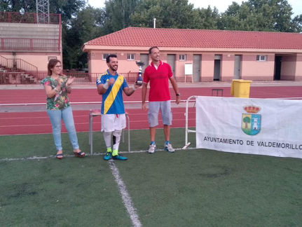 Los jugadores del Rifzik terminaron por imponerse a los veteranos de Valdemorillo en la final del VI