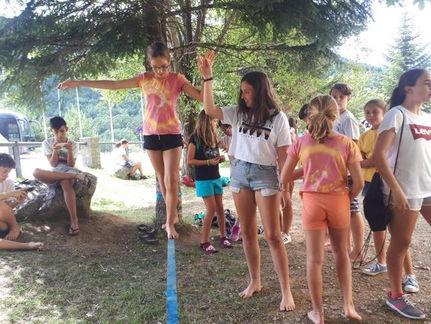 Más de medio centenar de menores disfrutan al máximo de su ‘multiaventura’, un campamento en plenos