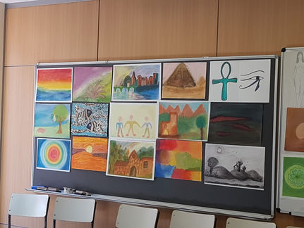 Diplomas y muchas emociones
al despedirse de las aulas
las nuevas promociones de graduados,
desde