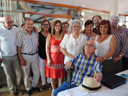 Impresionante ovación de los compañeros
del Hogar del Mayor y autoridades
en el más que emocionant
