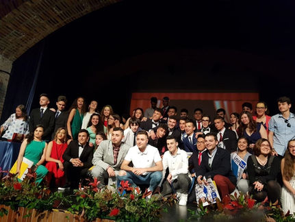 La nueva promoción de graduados del IES Valmayor, una “sobresaliente” imagen del futuro local
