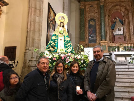 Ni la lluvia aguó la tradicional traída de la Virgen de la Esperanza con decenas de vecinos acompaña