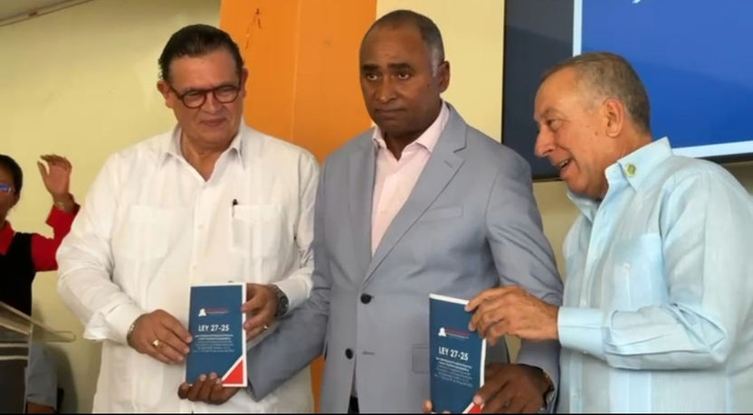 Senador Julito Fulcar presenta y entrega Ley que declara a Peravia como Provincia Ecoturística.
