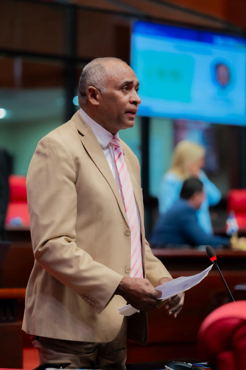 Senador Julito Fulcar somete resolución que solicita al presidente Abinader la construcción de proyecto habitacional para familias vulnerables de Peravia.