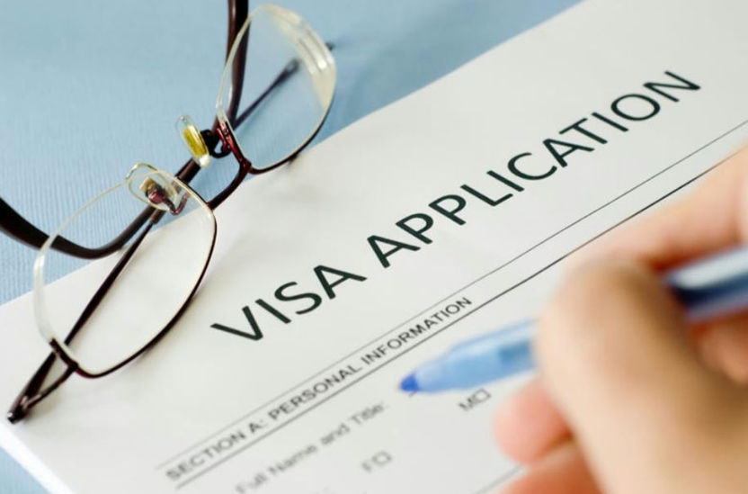 Trump suspende la emisión de visa para 75 países, incluidos Colombia, Brasil y Rusia.