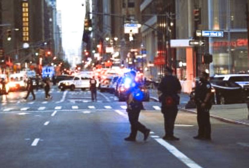 Cinco muertos en un tiroteo en Nueva York, entre ellos un policía.