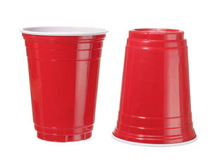 Estudiante de ingeniería convierte vasos de plástico en ropa