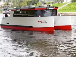 Primer ferry eléctrico de Europa que transporta pasajeros por un río