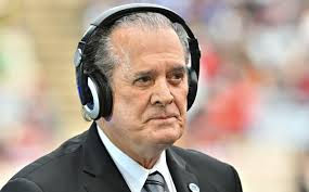 “Me motivó a escribir el libro pensar en dejar un testimonio de lo que he vivido dentro del fútbol como futbolista, comentarista y plasmar mi experiencia en diferentes copas del mundo”: Raúl Orvañanos