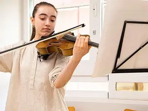 Irati, la violista que alivia a los pacientes con su música