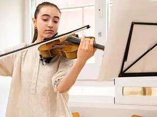 Irati, la violista que alivia a los pacientes con su música