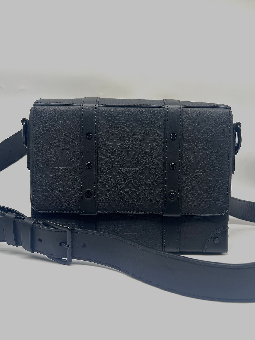 Thumbnail: Men’s embossed leather messsenger trunk 