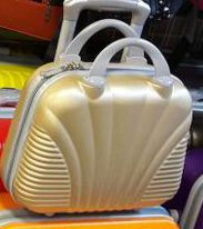 Новогодняя акция при покупки набора чемоданов косметичка в подарок