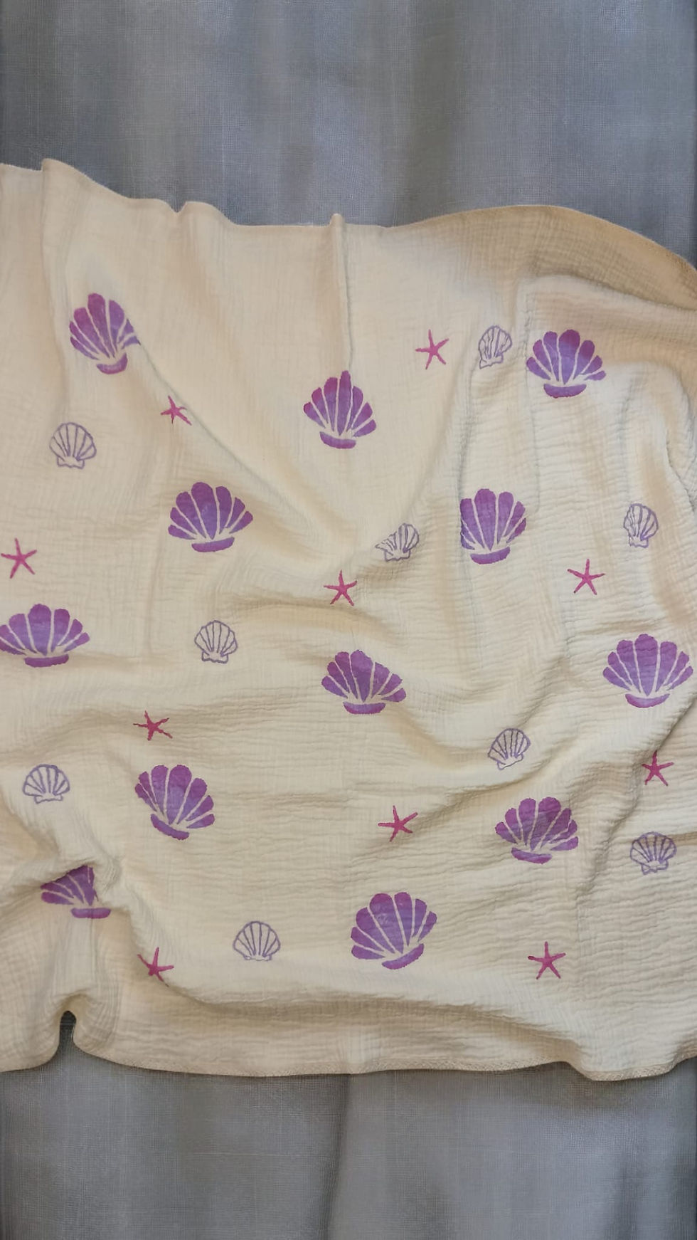 MOR DENİZ KABUĞU DESEN KÖK BOYA EL BASKISI 4 KATLI MÜSLİN TEK BATTANİYE