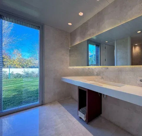 Láminas de privacidad en ventana de baño con entrada de luz natural