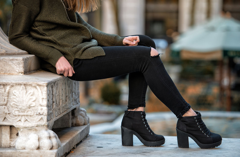Woman fall wear street style with black pants and sweater
