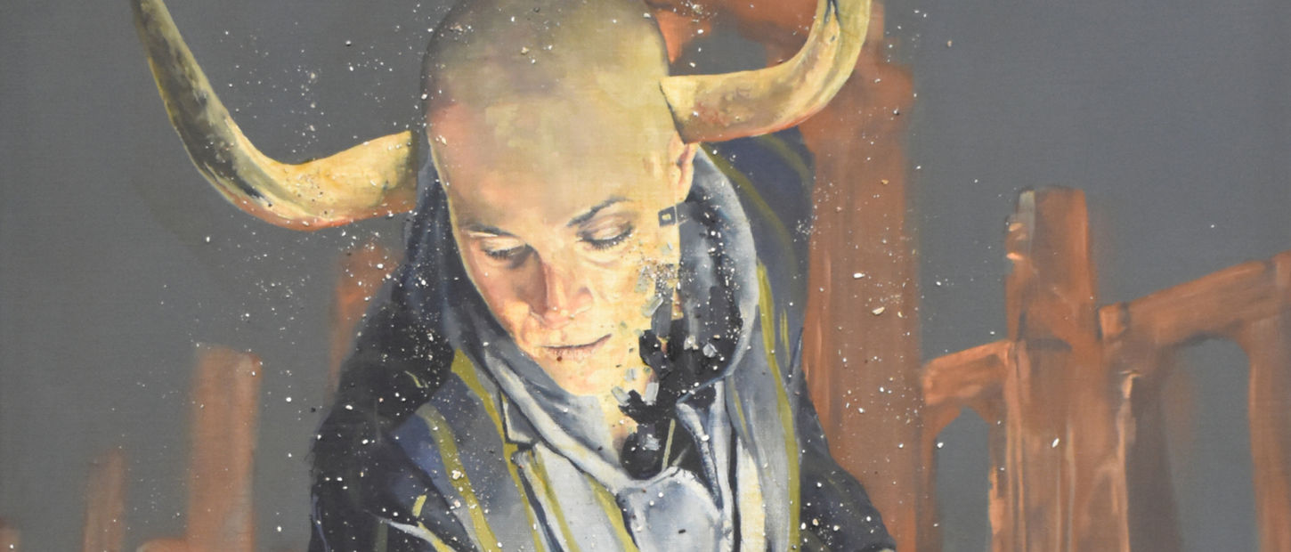  Μινταυρος par Sébastien Layral D'Alessandro - Portrait de son épouse après son décès du cancer en costume avec cornes de Minotaure tenant le fil d'Ariane rouge, fond architectural, peinture à l'huile et cendres funéraires sur toile