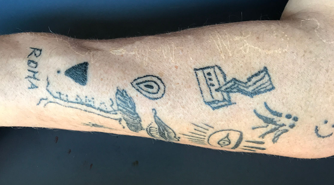 Image du bras de l'artiste avec Tatouage participatif, 12 visiterurs, bras droit