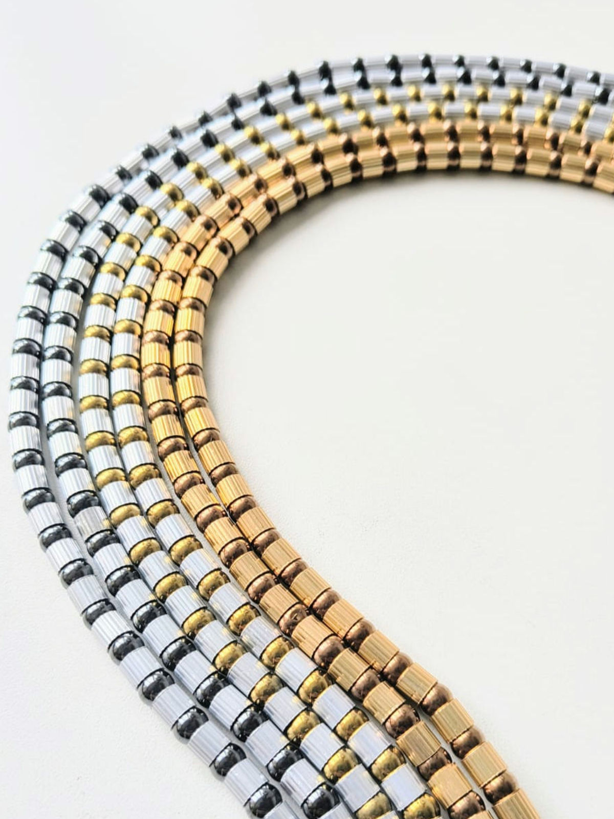 Colar curto tubos canelados