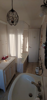 Rosa room Il Tiglio apartment bathroom