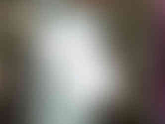 Una corbata o accesorio de moda con rayas verdes y azules con una etiqueta adjunta. La etiqueta está escrita en español y dice "ESTE ES UN TESORITO VINTAGE SELECCIONADO CON MUCHO AMOR PARA TI" con un dibujo de corazón, indicando que es un artículo vintage especialmente seleccionado con amor.