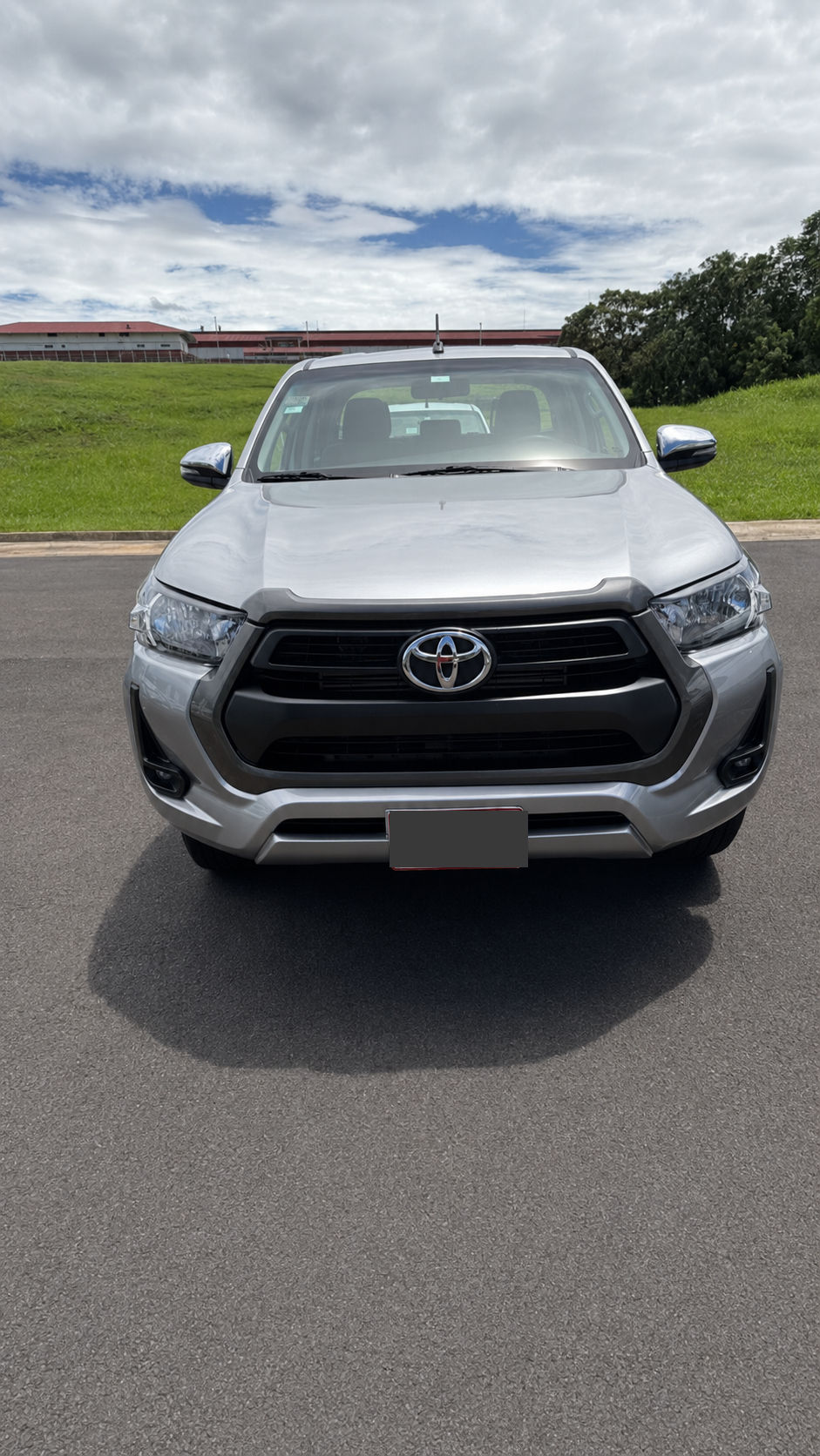 2024 Toyota Hilux Double Cab 4x4 silver pickup front view - used truck for sale in Costa Rica