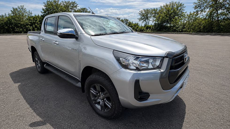 Toyota Hilux Double Cab 4x4 front three-quarter view - diesel pickup Costa Rica