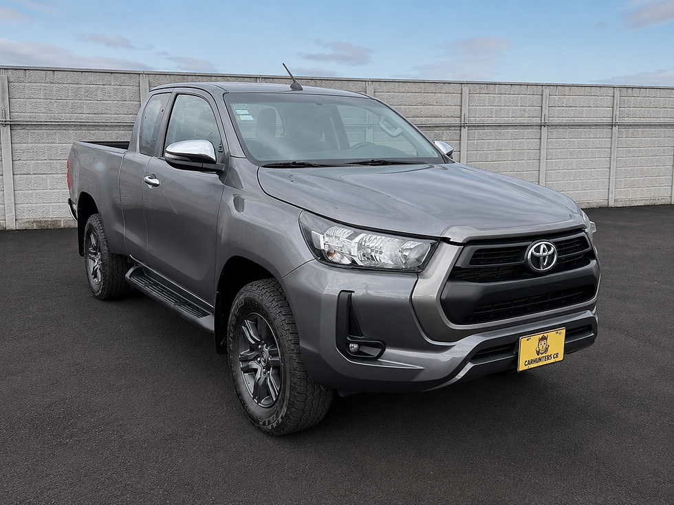 Toyota Hilux Extra Cab 4x4 front three-quarter view - diesel pickup Costa Rica