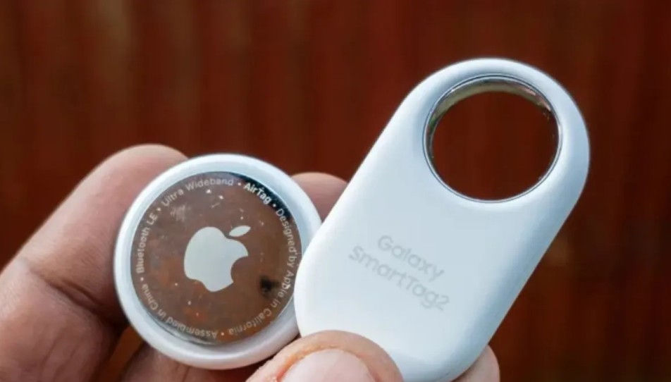 iPhone alert showing an AirTag tracking notification used for car theft prevention in Costa Rica.