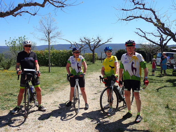les Cyclos au camping à Mazan.jpg
