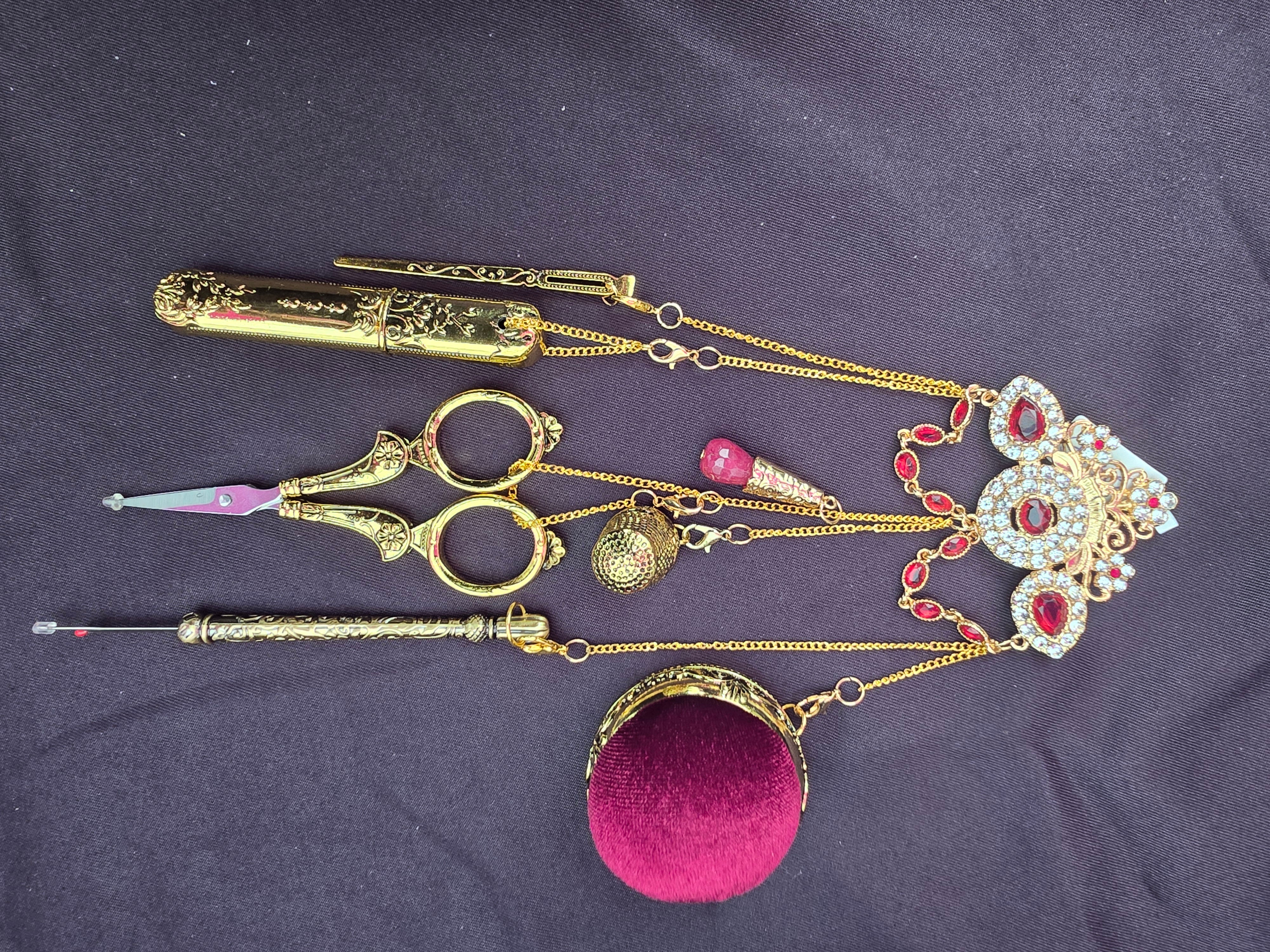 Chatelaine goud 7 delig met broche met rode stenen