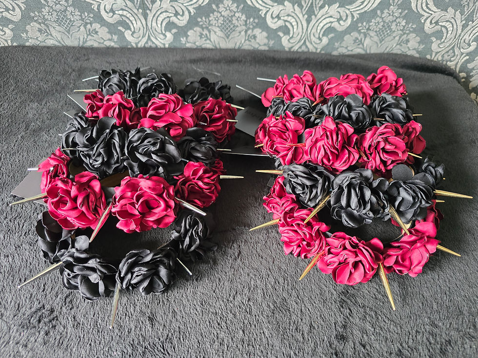 Thumbnail: Haarband zwarte satijnen rozen met zilveren spikes