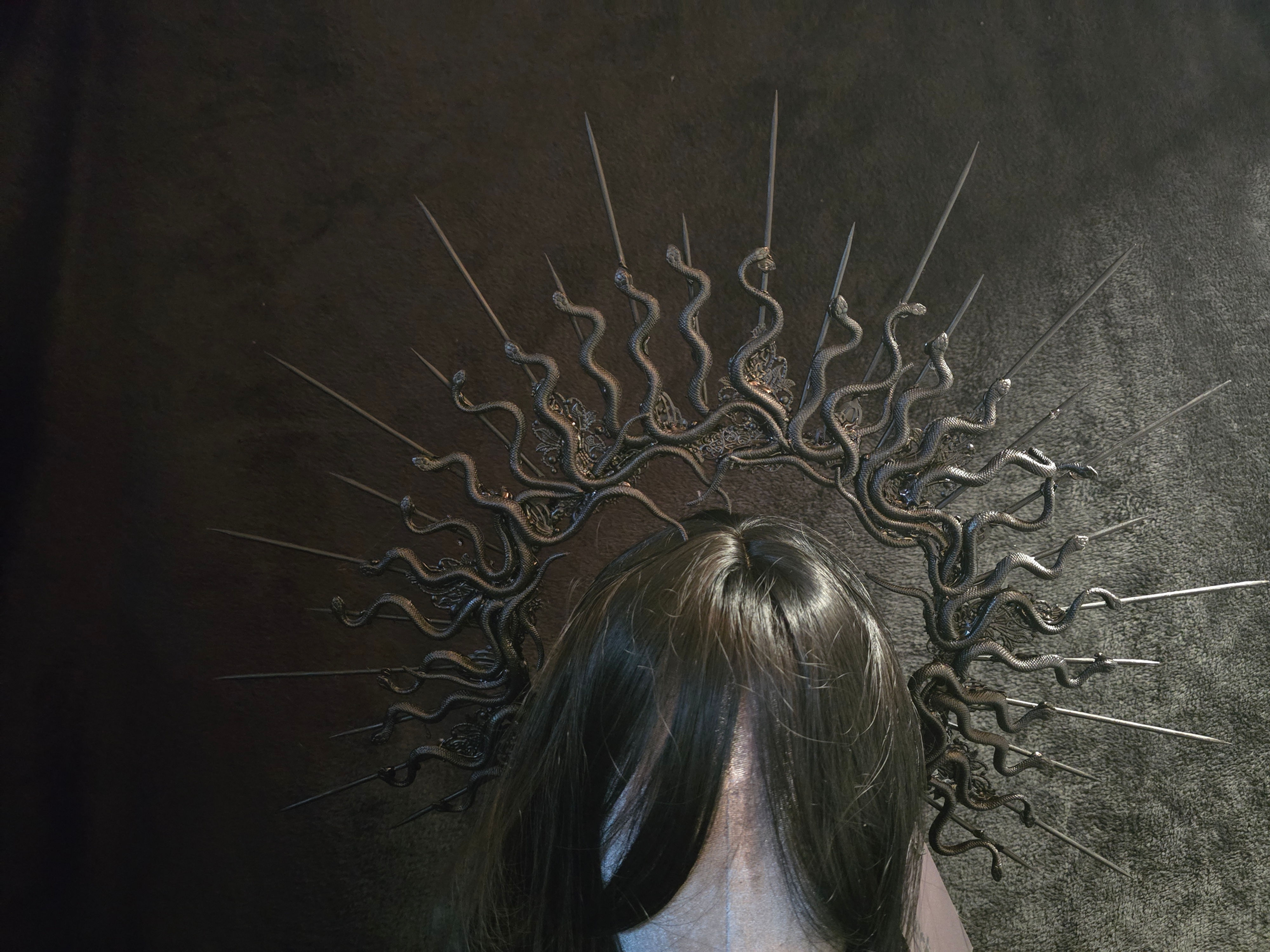 Halo met zwarte spikes, filigraan & slangen
