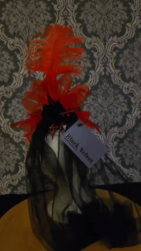 Tophat rood klein met zwarte sluier, rood en kruizen