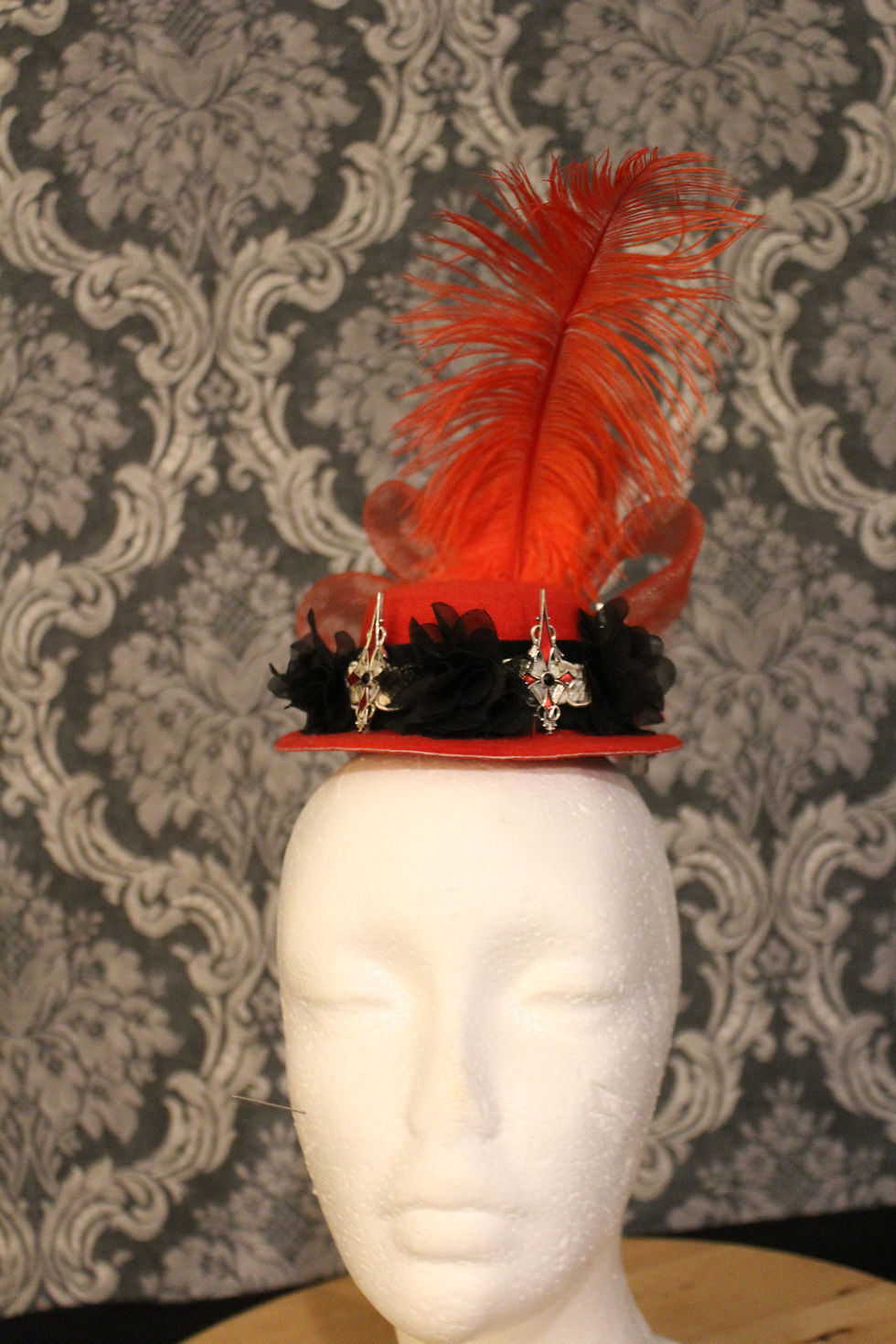 Thumbnail: Tophat rood met wit band, zwart band, bloemen en kruizen