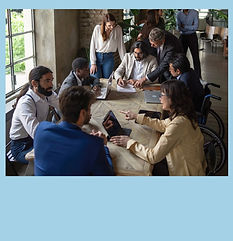 Diverse groep professionals die samenwerken.