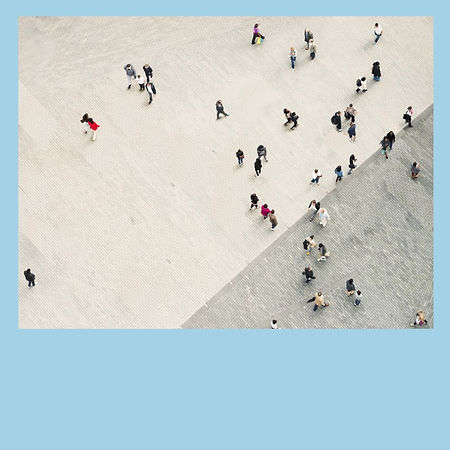 Vogelvlucht van mensen die op een openbare plek lopen.