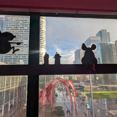 Une vue de la défense à travers une fenêtre avec un tag représentant des souris