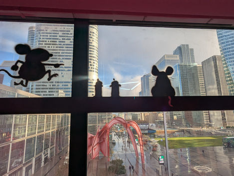 Une vue de la défense à travers une fenêtre avec un tag représentant des souris