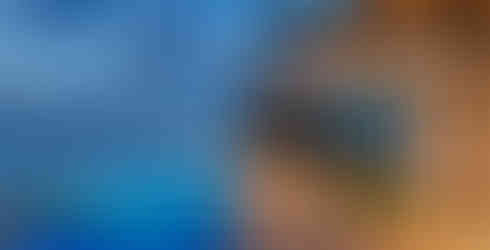 פנטהאוס יוקרתי עם בריכת אינפיניטי מוארת, דק עץ ונוף פתוח לים בשעת ערב, עם תאורה אדריכלית מודרנית וצמחייה משולבת