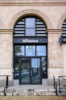 Façade de l'Alliance française avec l'inscription "Alliance" sur l'enseigne.