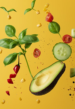 Composition culinaire flottante: avocat, concombre, tomate, basilic, Nutrition, sur fond jaune.