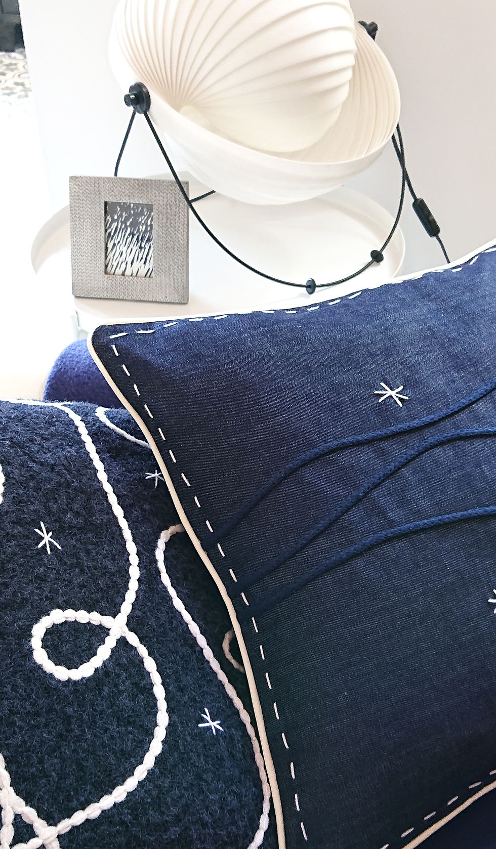 CERES Housse de coussin Déco jean brut, présentée avec un modèle coordonné.