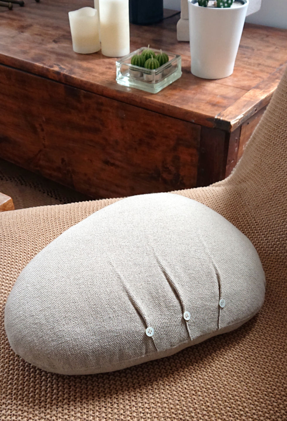 ANOE coussin forme galet en lin naturel, joli drapé et boutons de nacre